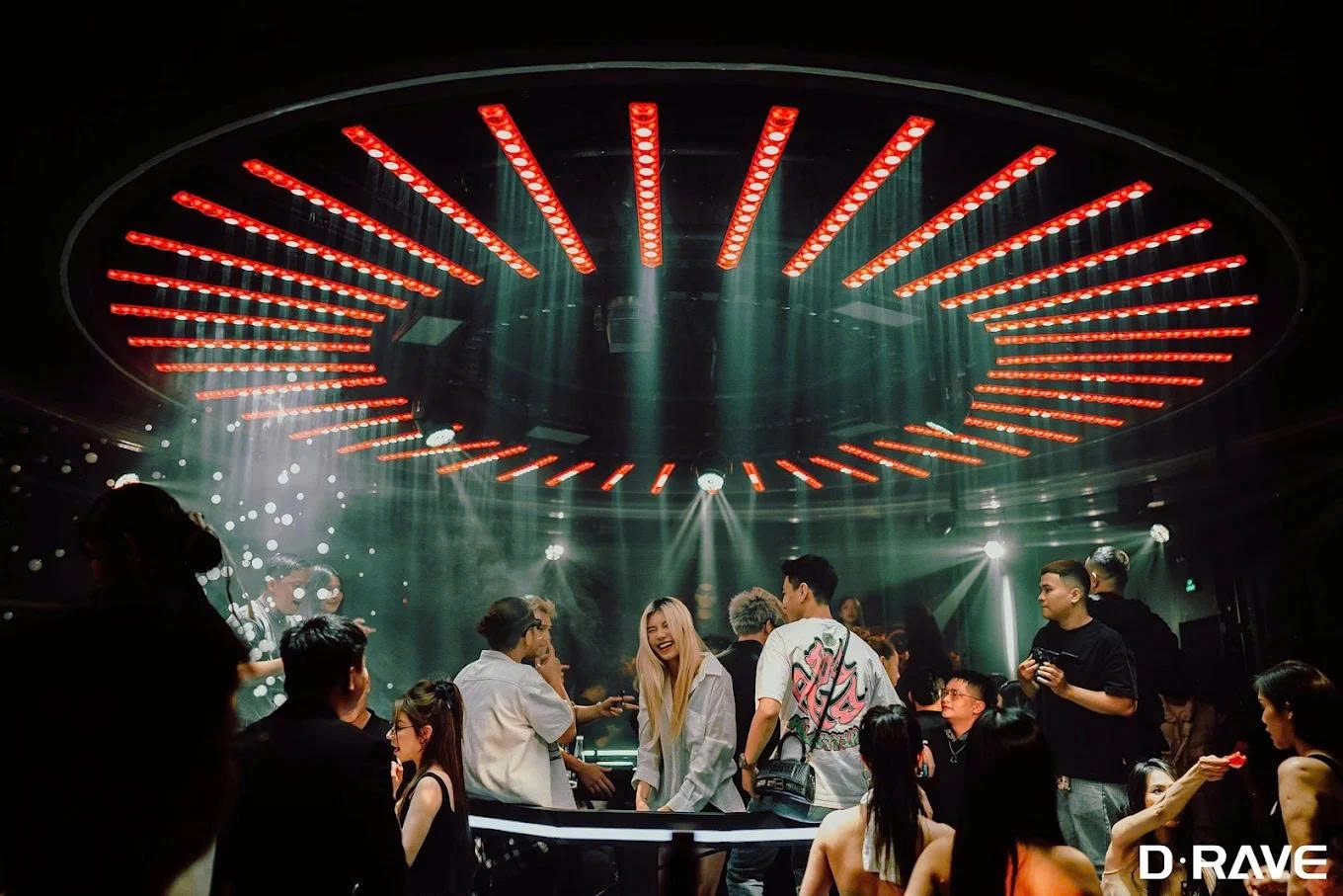 Sàn nhảy D-RAVE dưới hệ thống đèn đỏ
